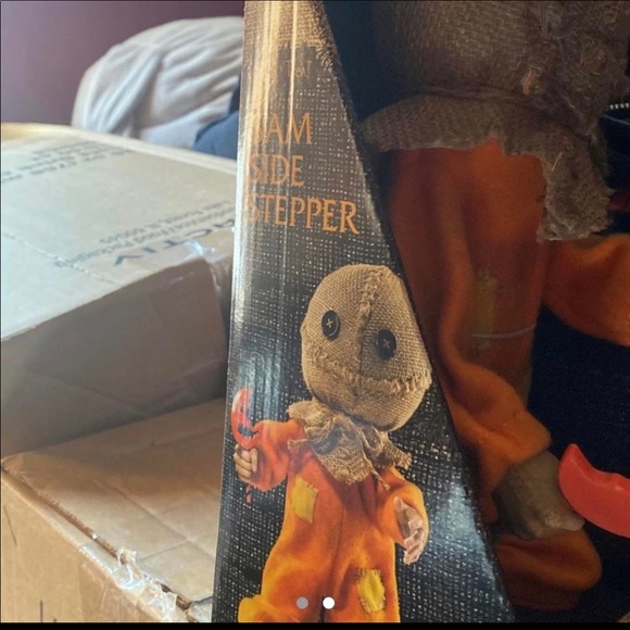 Spirit Halloween EXCLUSIVE :: Sam Side Stepper - Picture 2 of 2